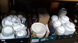 THREE TRAYS OF CERAMICS TO INCLUDE WEDGWOOD (TRAYS NOT INCLUDED)