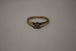 A 9 CT GOLD LADIES RING