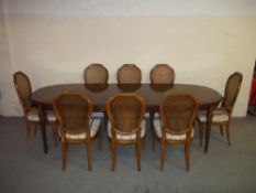 AN EXTENDING OAK DINING SET WITH EIGHT CHAIRS.