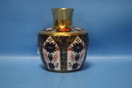 A ROYAL CROWN DERBY IMARI PATTERN VASE, APPROX. 12 CM HIGH