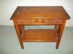 AN ANTIQUE TWIST TOP OAK SIDE TABLE WITH CARVED DETAIL.