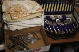 A QUANTITY OF ASSORTED KEYS TO INCLUDE VINTAGE EXAMPLES, A COLLECTION OF ASSORTED LINEN AND A