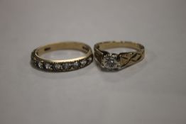 TWO 9 CT GOLD LADIES RINGS, 4.1 g