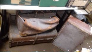 TWO VINTAGE SUITCASES TO INCLUDE A WOOD BOUND EXAMPLE A/F AND A VINTAGE LEATHER BAG A/F