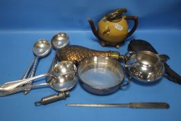 A TRAY OF COLLECTABLES TO INCLUDE POWDER FLASKS ETC.