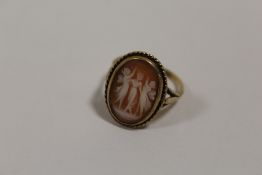 A HALLMARKED 9 CARAT GOLD THREE GRACES CAMEO RING