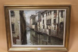 A LARGE GILT FRAMED OIL ON CANVAS OF A VENETIAN CANAL SCENE BY LORIS VEMDRAMIN SIGNED LOWER