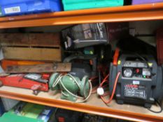 A QUANTITY OF ELECTRIC GARDEN TOOLS ETC TO INCLUDE A HEDGE TRIMMER, TROLLEY JACK, BENCH GRINDER ETC