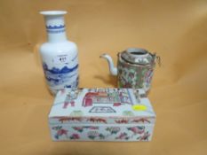 AN ORIENTAL CERAMIC FAMILLE ROSE TEAPOT TOGETHER WITH AN ORIENTAL CERAMIC FIGURATIVE LIDDED PEN