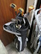 A DUNLOP GOLF BAG CONTAINING LEFT HANDED GOLF CLUBS