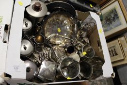A TRAY OF SILVER PLATED METALWARE ETC