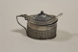 A HALLMARKED SILVER MUSTARD POT AND LINER