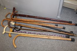 A COLLECTION OF VINTAGE WALKING STICKS TO INCLUDE A SILVER BANDED EXAMPLE