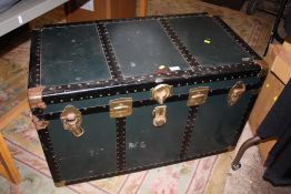 A VINTAGE TRAVELLING TRUNK W-92 CM