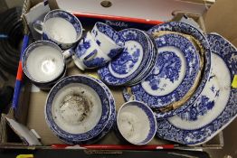 A SMALL TRAY OF VINTAGE BLUE AND WHITE CHINA TO INCLUDE WILLOW PATTERN EXAMPLES