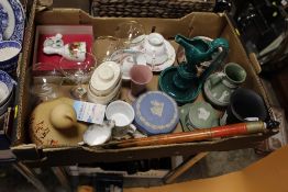 A TRAY OF ASSORTED CERAMICS TO INCLUDE WEDGWOOD JASPERWARE, ROYAL ALBERT ETC.