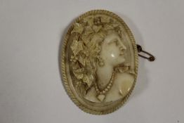 A LARGE 9CT GOLD MOUNTED CARVED CAMEO BROOCH