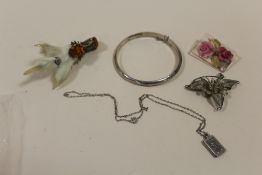 A BAG OF SILVER AND WHITE METAL TO INCLUDE A BANGLE