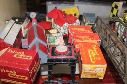 A COLLECTION OF BOXED AND UNBOXED TRI-ANG RAILWAYS MODEL BUILDINGS ETC.