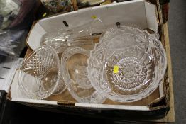A TRAY OF VINTAGE GLASSWARE TO INCLUDE A TWIN HANDLED COMPORT