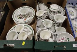 A LARGE QUANTITY OF PORTMEIRION THE BOTANIC GARDEN TEA AND DINNERWARE TO INCLUDE DINNER PLATES,