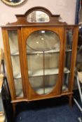 AN EDWARDIAN MAHOGANY DISPLAY CABINET H-78 CM W-106 CM