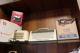 A COLLECTION OF ELECTRICALS TO INCLUDE AN ACORN ELECTRON PROJECTOR ETC. (6)