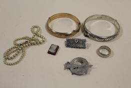A BAG OF ASSORTED JEWELLERY TO INC ROLLED GOLD AND SILVER BANGLES