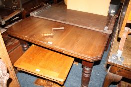 AN EDWARDIAN MAHOGANY WIND OUT DINING TABLE WITH ONE LEAF AND HANDLE