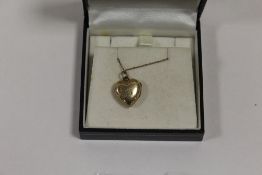 A LADIES 9CT GOLD BK&FT HEART SHAPED LOCKET ON CHAIN