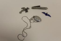 A COLLECTION OF STERLING SILVER TO INCLUDE A POCKET KNIFE A/F, LOCKET ETC