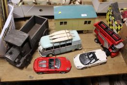 A COLLECTION OF TOY VEHICLES TO INCLUDE MAISTO EXAMPLES, WOODEN TRUCK ETC.