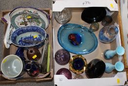 A BOX OF STUDIO GLASSWARE ETC. TO INCLUDE CAITHNESS, TOGETHER WITH A SMALL BOX OF CERAMICS TO