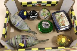 A TRAY OF COLLECTABLES TO INCLUDE GLASS PAPERWEIGHTS, MINTONS LIDDED TRINKET BOX ETC.