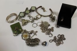 A BOX OF HALLMARKED SILVER AND WHITE METAL JEWELLERY TO INCLUDE CHAINS, RINGS ETC.