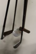 A COLLECTION OF VINTAGE GOLF CLUBS, WOODEN HANDLED AND OTHER (5)