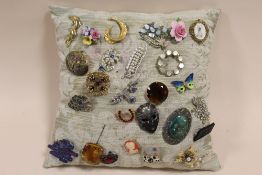 A SELECTION OF VINTAGE BROOCHES