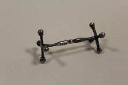 A HALLMARKED SILVER KNIFE REST