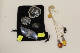FOUR SILVER NIELLO BROOCHES TOGETHER WITH FOUR SILVER SILVER & AMBER PENDANTS ON CHAINS