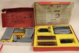 A BOXED TRI-ANG RAILWAYS R2X PASSENGER TRAIN SET, TOGETHER WITH A BOXED STATION SET (2)