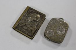 AN ANTIQUE VESTA/ SNUFF BOX, TOGETHER WITH A COIN HOLDER
