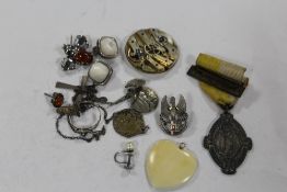 A BAG OF COLLECTABLES TO INCLUDE A MEDAL, SILVER JEWELLERY ETC.