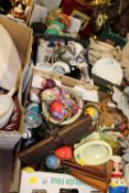 TWO SMALL TRAYS OF ASSORTED COLLECTABLES ETC. TO INCLUDE CRUCIFIXES, CERAMICS ETC.