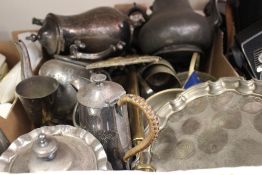 A TRAY OF SILVER PLATED METALWARE TO INCLUDE TEAPOTS