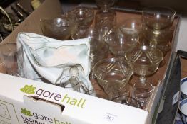 A TRAY OF VINTAGE GLASSWARE