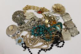 A BAG OF VINTAGE COSTUME JEWELLERY TO INCLUDE BROOCHES