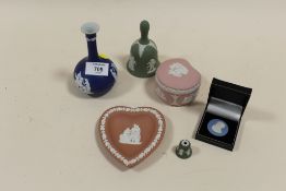 A COLLECTION OF WEDGWOOD JASPERWARE OF ASSORTED COLOURWAYS TO INCLUDE A TERRACOTTA PIN DISH (6)