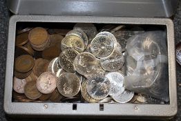 A TIN OF ASSORTED COINAGE TO INCLUDE A QUANTITY OF 1977 CROWNS