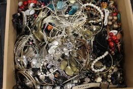 A TRAY OF ASSORTED COSTUME JEWELLERY