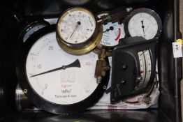 A BOX OF VINTAGE GAUGES TO INCLUDE BRASS MOUNTED EXAMPLES